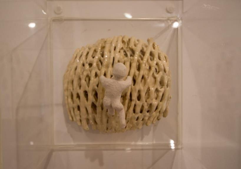 Enredo (detalhe), 2018. Cerâmica e acrílico, 160x13cm.