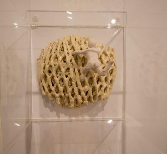 Enredo (detalhe), 2018. Cerâmica e acrílico, 160x13cm.