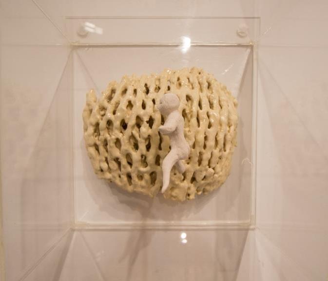 Enredo (detalhe), 2018. Cerâmica e acrílico, 160x13cm.