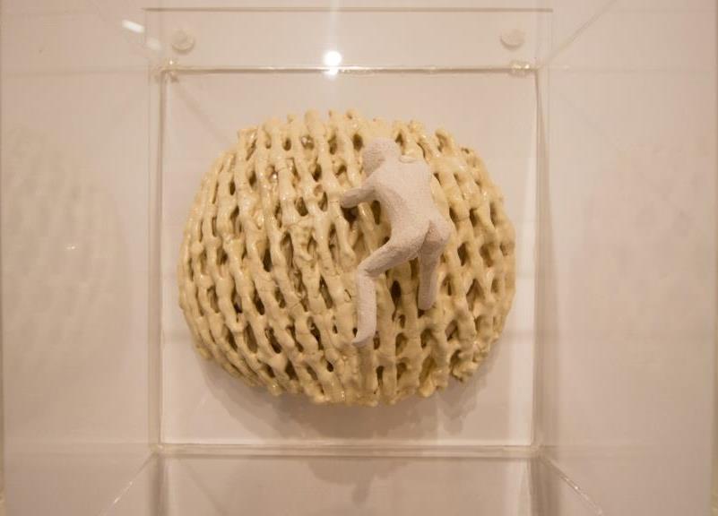 Enredo (detalhe), 2018. Cerâmica e acrílico, 160x13cm.