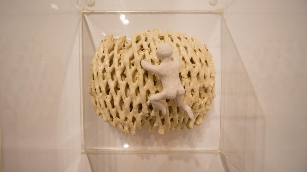 Enredo (detalhe), 2018. Cerâmica e acrílico, 160x13cm.