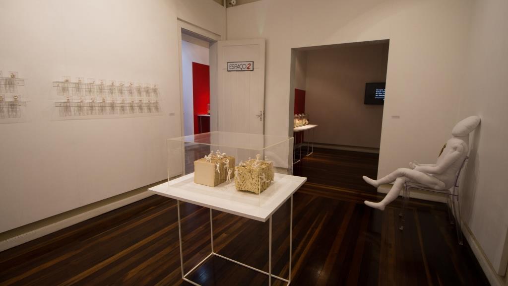 Exposição Íntimo Plural, de Sara Ramos.