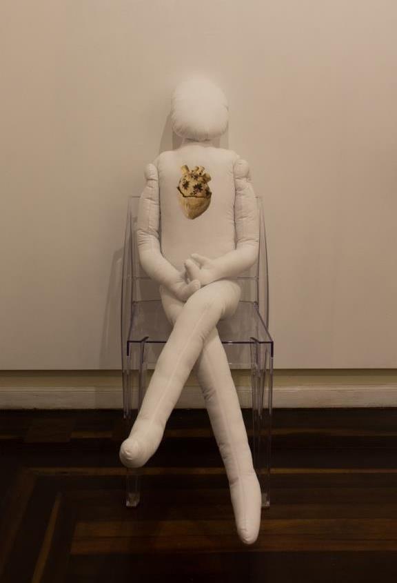 Nada entre nós, 2018. Tecido, acrílico, rede, fotografia impressa por sublimação, boneco com 150cm de altura.