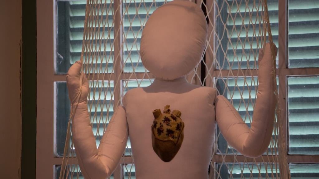 Nada entre nós (detalhe), 2018. Tecido, acrílico, rede, fotografia impressa por sublimação, boneco com 150cm de altura.