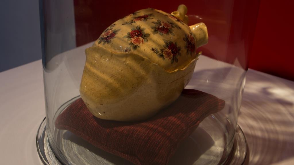 Relicário (detalhe), 2018. Cerâmica, redoma de vidro, almofada de tecido, 35x23cm.