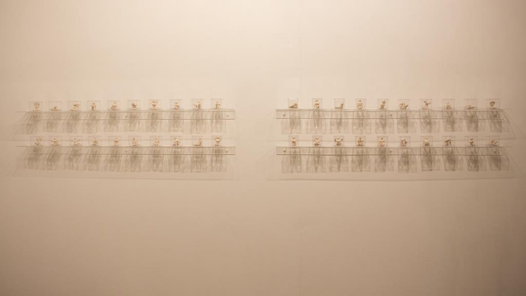 Singulares, 2018. Cerâmica e acrílico, 40 caixas de 5x5cm e 4 prateleiras de 120x3cm.