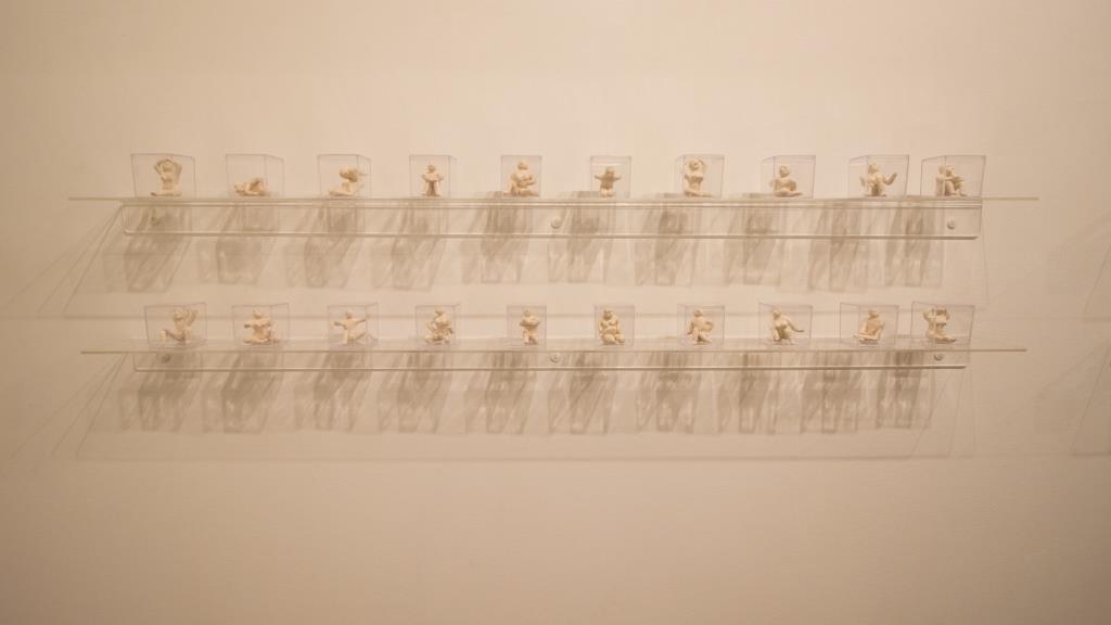 Singulares (detalhe), 2018. Cerâmica e acrílico, 40 caixas de 5x5cm e 4 prateleiras de 120x3cm.