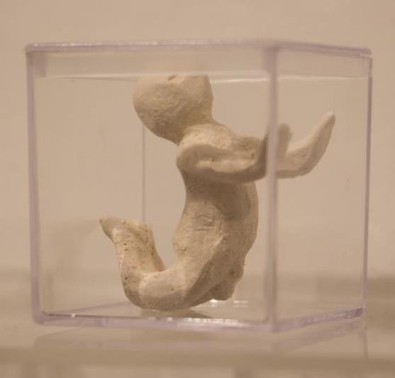 Singulares (detalhe), 2018. Cerâmica e acrílico, 40 caixas de 5x5cm e 4 prateleiras de 120x3cm.