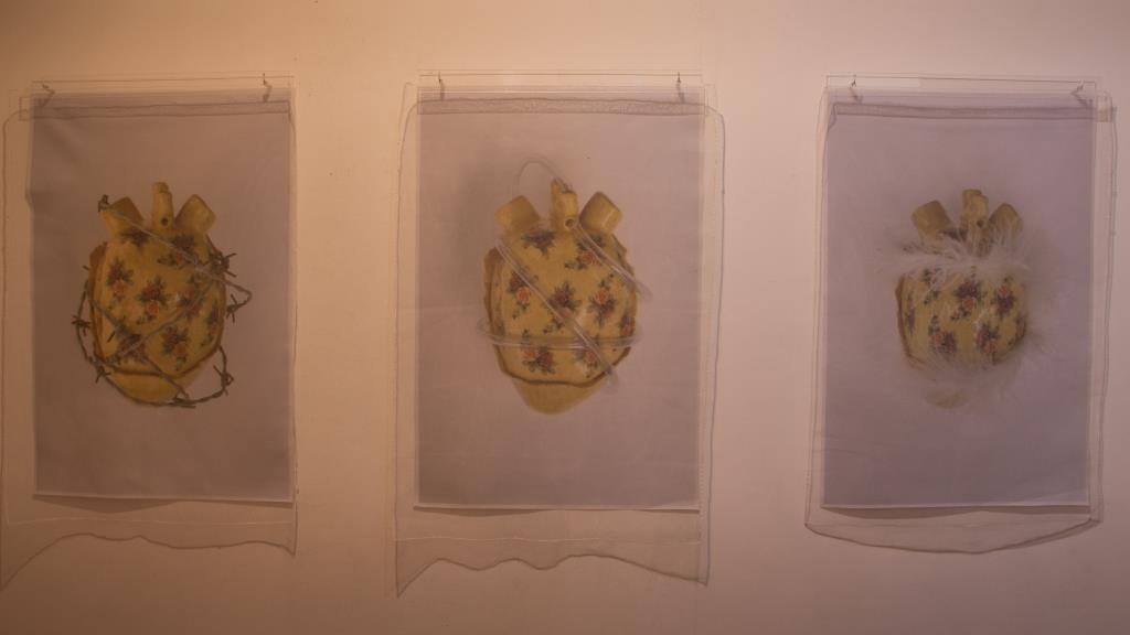 Tanto em nós (série sudário), 2018. Impressão em sublimação de fotografia digital sobre tecido e filó sintético, 61x91cm cada.