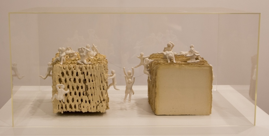 Universo Paralelo, 2018. Cerâmica e acrílico, cada bloco mede 25x17x16cm, caixa acrílica 65x50x30cm.