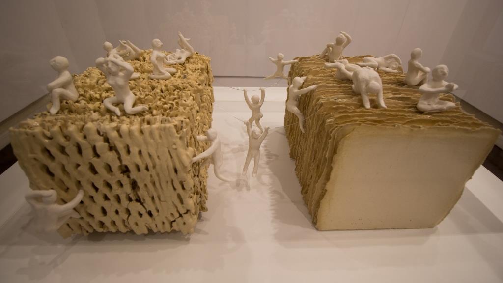 Universo Paralelo (detalhe), 2018. Cerâmica e acrílico, cada bloco mede 25x17x16cm, caixa acrílica 65x50x30cm.