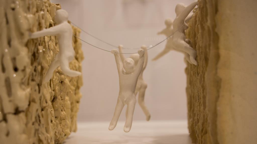 Universo Paralelo (detalhe), 2018. Cerâmica e acrílico, cada bloco mede 25x17x16cm, caixa acrílica 65x50x30cm.