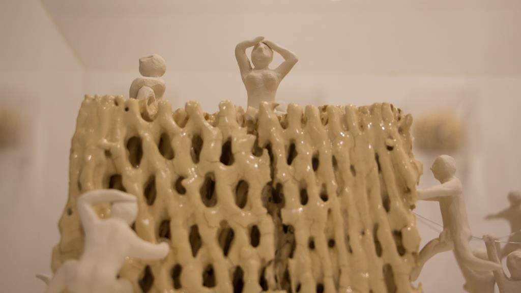 Universo Paralelo (detalhe), 2018. Cerâmica e acrílico, cada bloco mede 25x17x16cm, caixa acrílica 65x50x30cm.