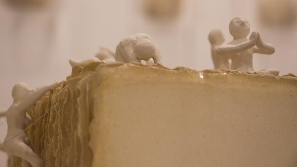 Universo Paralelo (detalhe), 2018. Cerâmica e acrílico, cada bloco mede 25x17x16cm, caixa acrílica 65x50x30cm.