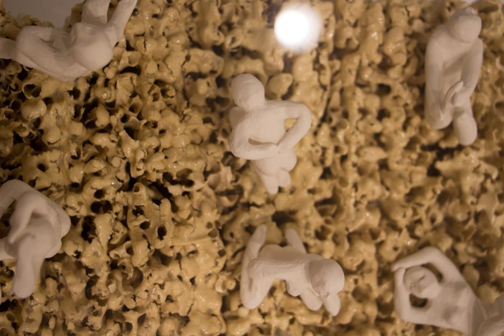 Universo Paralelo (detalhe), 2018. Cerâmica e acrílico, cada bloco mede 25x17x16cm, caixa acrílica 65x50x30cm.