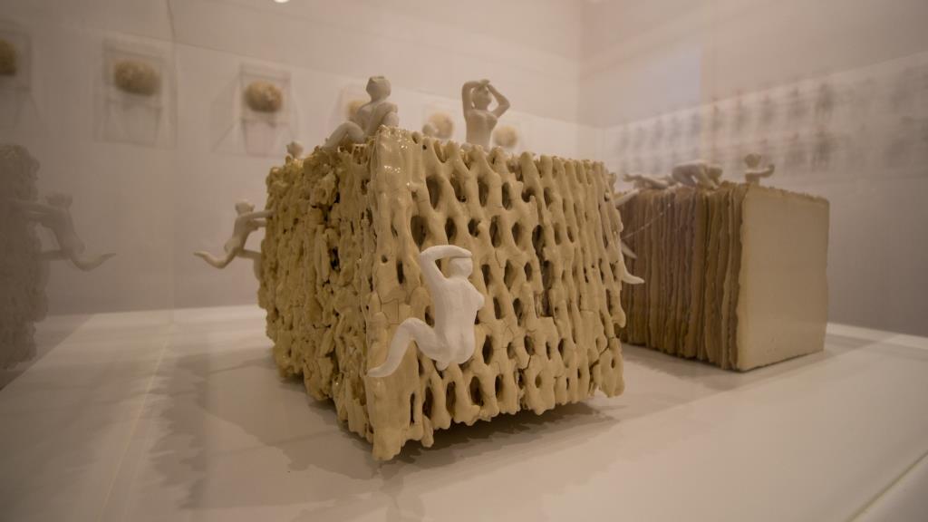 Universo Paralelo (detalhe), 2018. Cerâmica e acrílico, cada bloco mede 25x17x16cm, caixa acrílica 65x50x30cm.