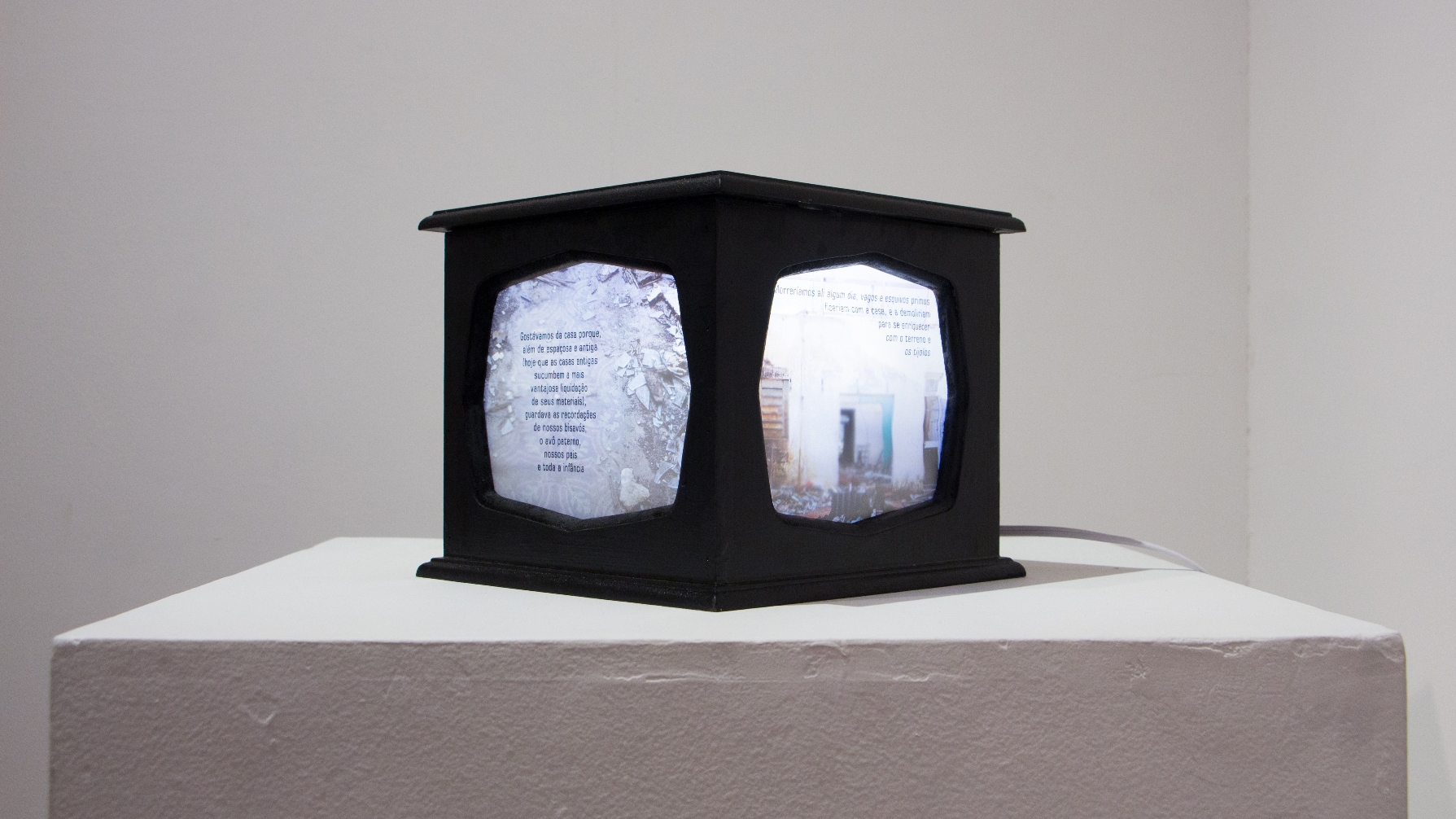 Casa Tomada, 2016. Instalação, dispositivo fotográfico de ensaios de palavra-imagem com excertos do conto Casa Tomada de Júlio Cortázar, 13x18cm.
