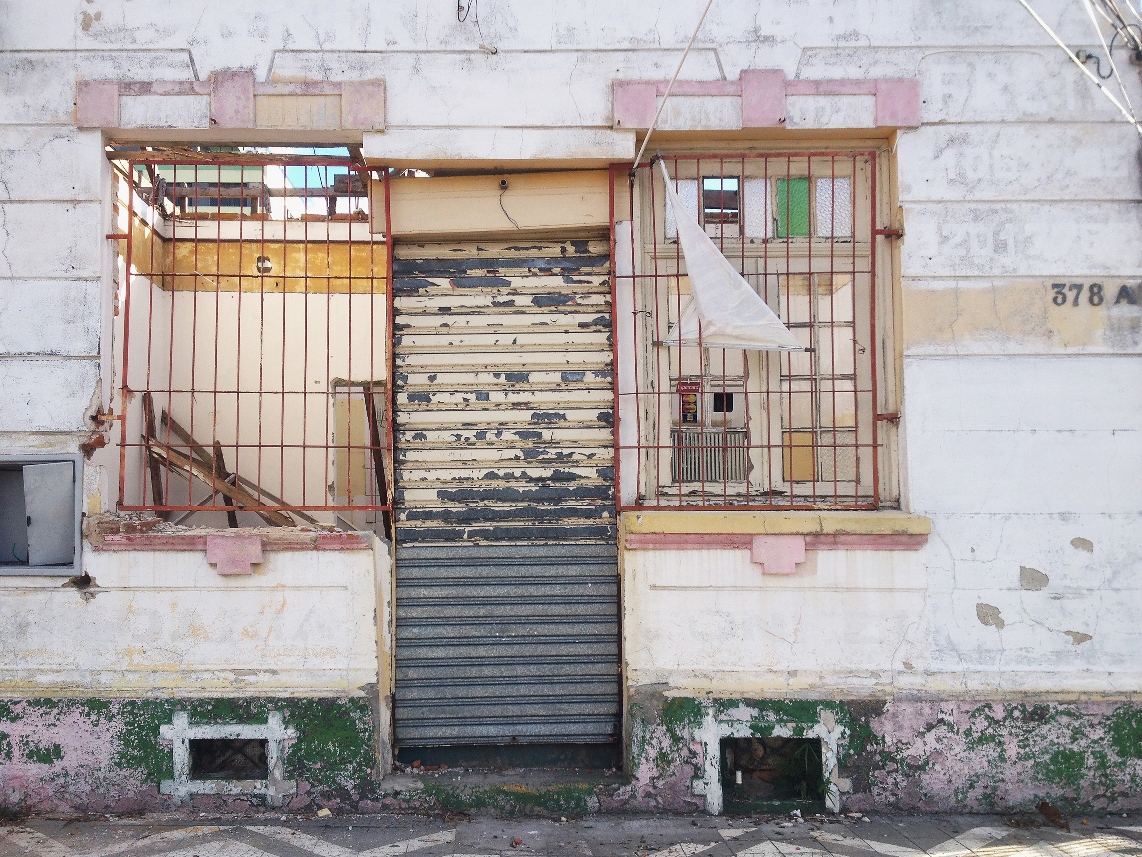 Casa Tomada, 2016. Instalação, fotografia em papel matte, 90x70cm.