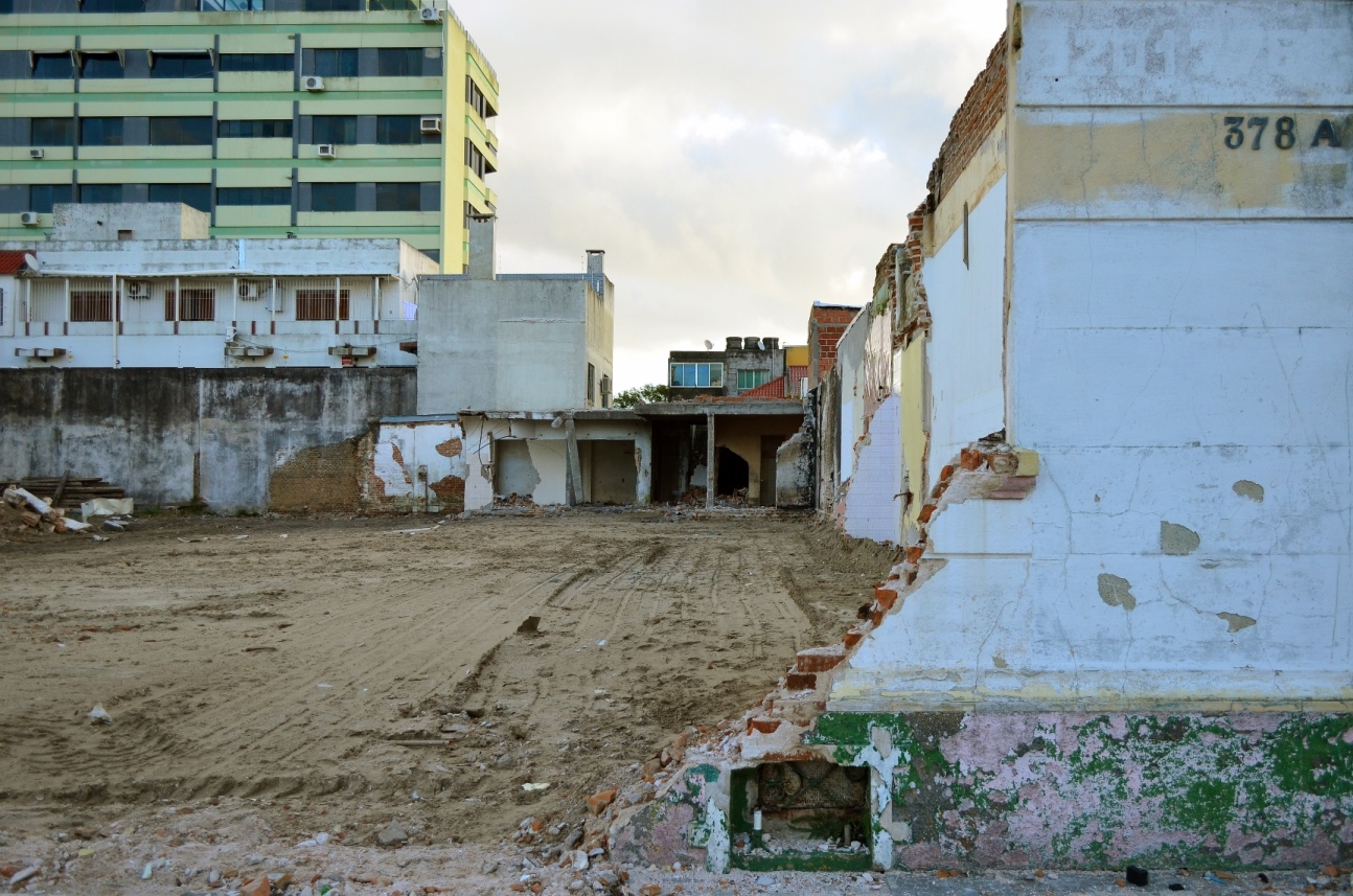 Casa Tomada, 2016. Instalação, fotografia em papel matte, 90x70cm.