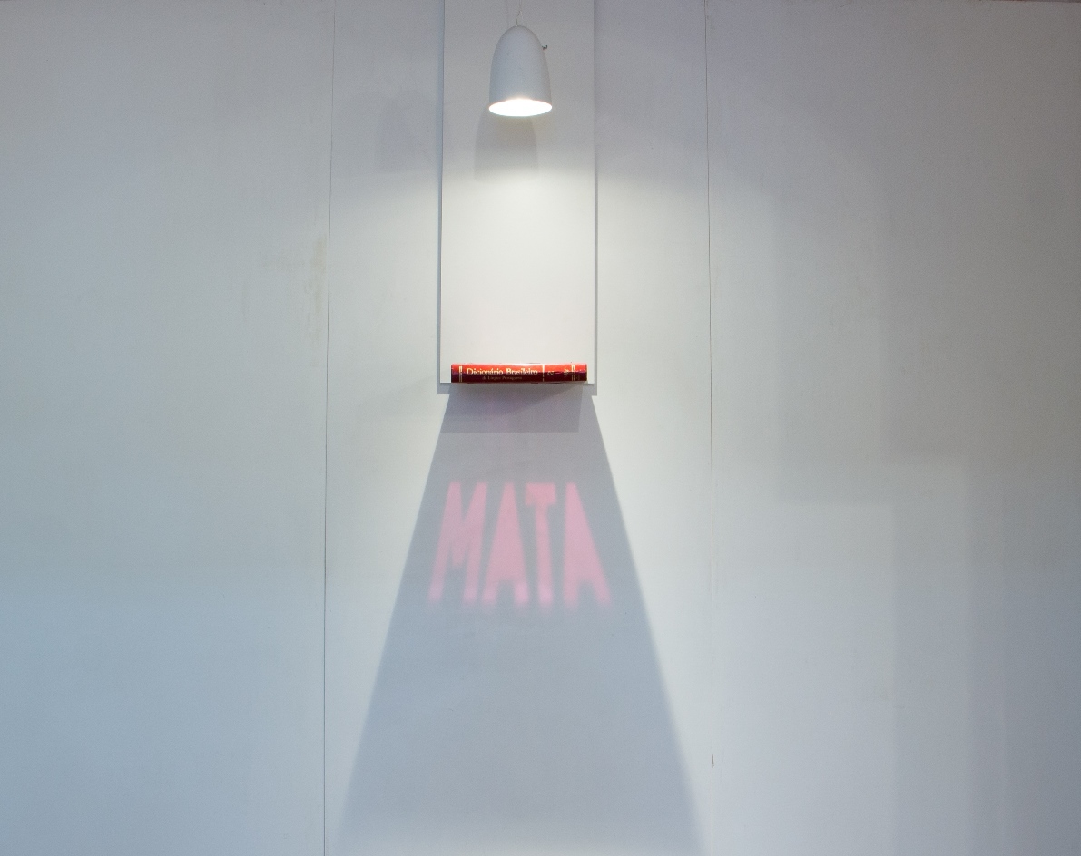 Dicionário Brasileiro da Língua Portuguesa - Mata, 2018. Instalação, capa de livro cortado a laser e refletor elíptico, 200x150cm.