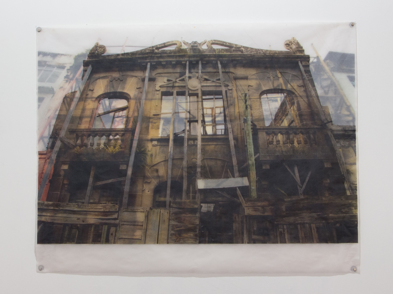 Estruturas de sustentação, 2019. Fotografias impressas em papel vegetal e sobrepostas, 120x85cm.