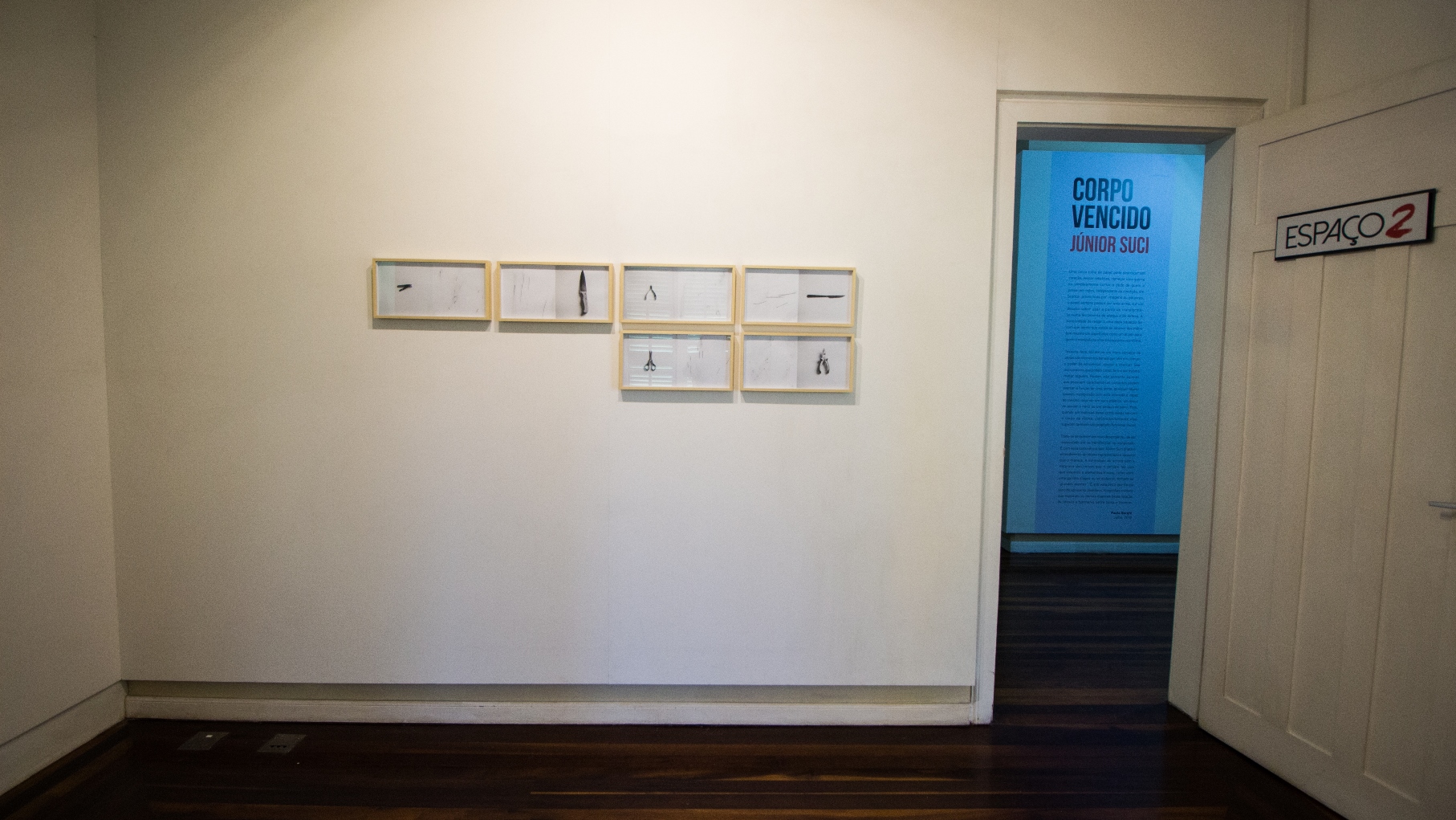 Exposição Corpo vencido, de Júnior Suci.