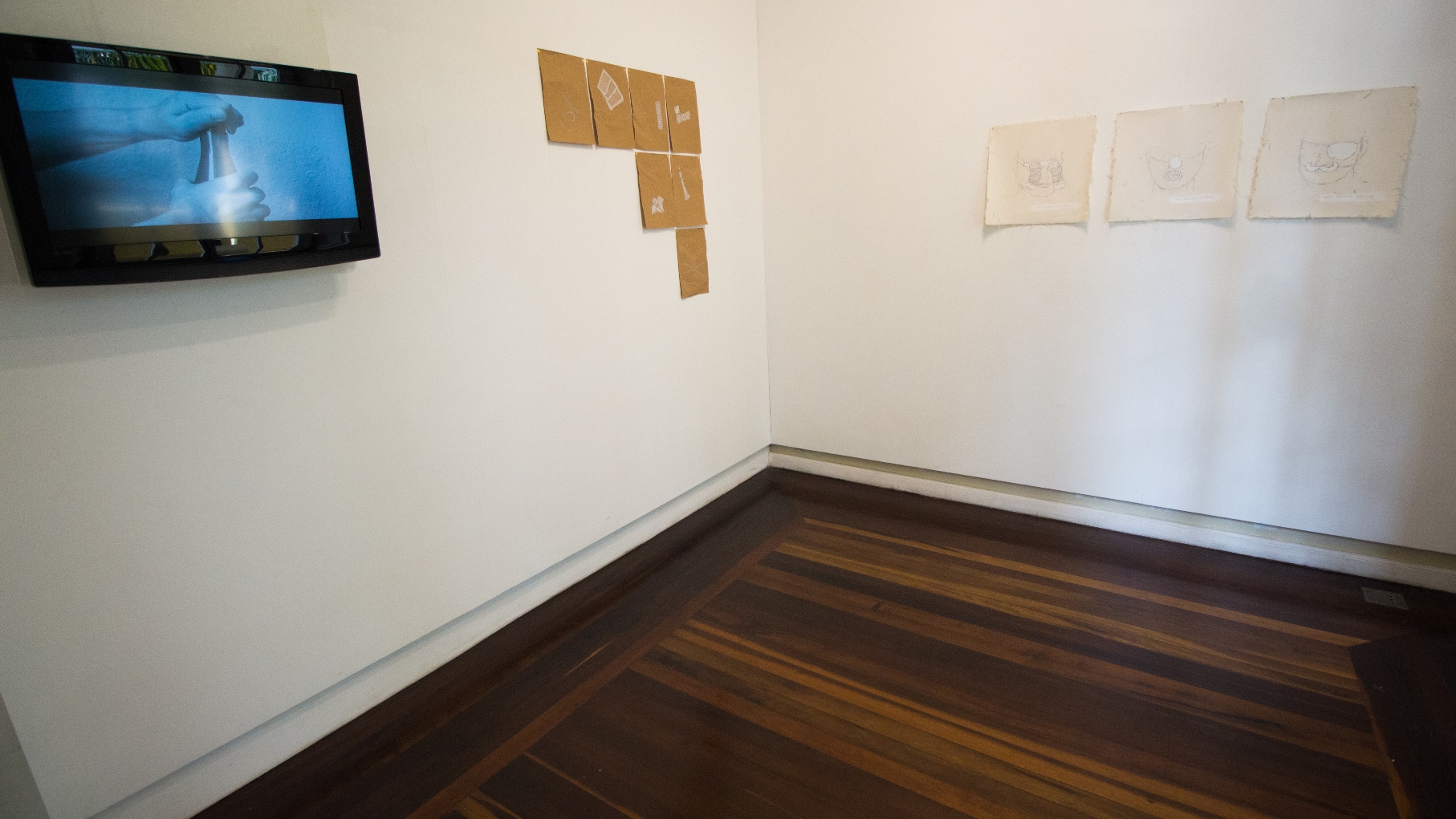 Exposição Corpo vencido, de Júnior Suci.