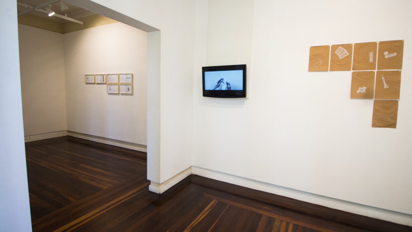 Exposição Corpo vencido, de Júnior Suci.