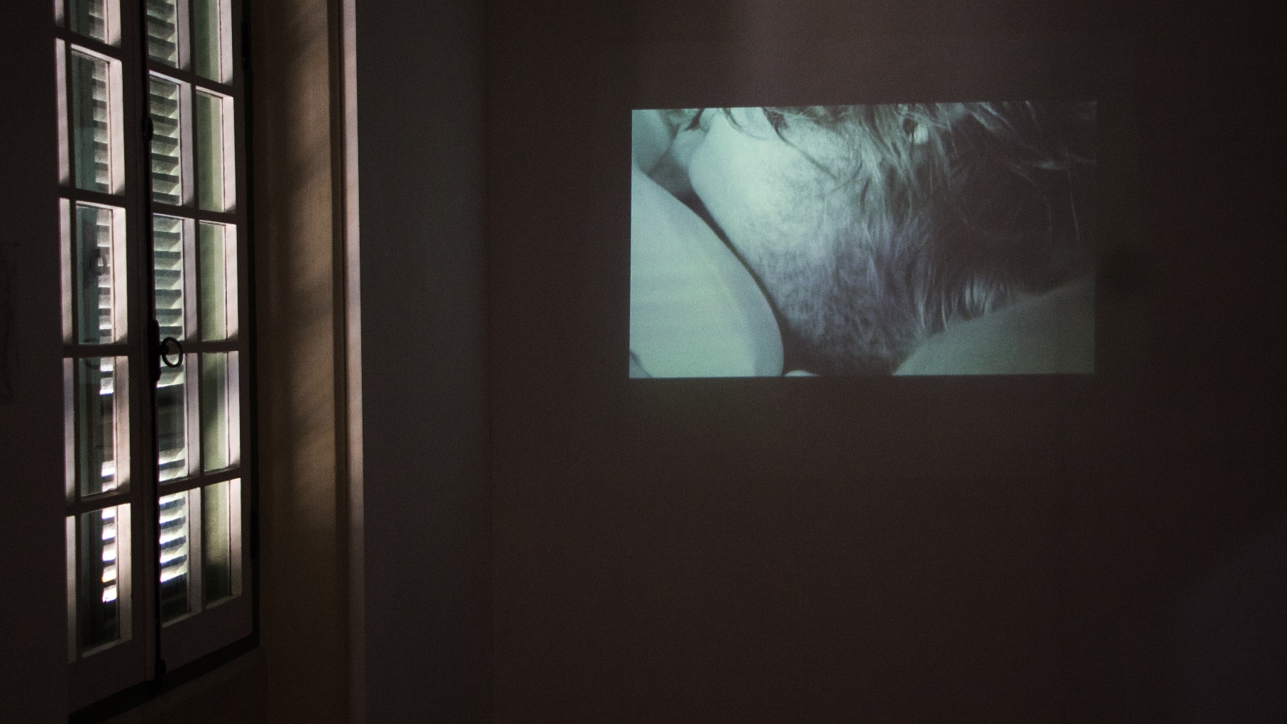 Exposição Corpo vencido, de Júnior Suci.