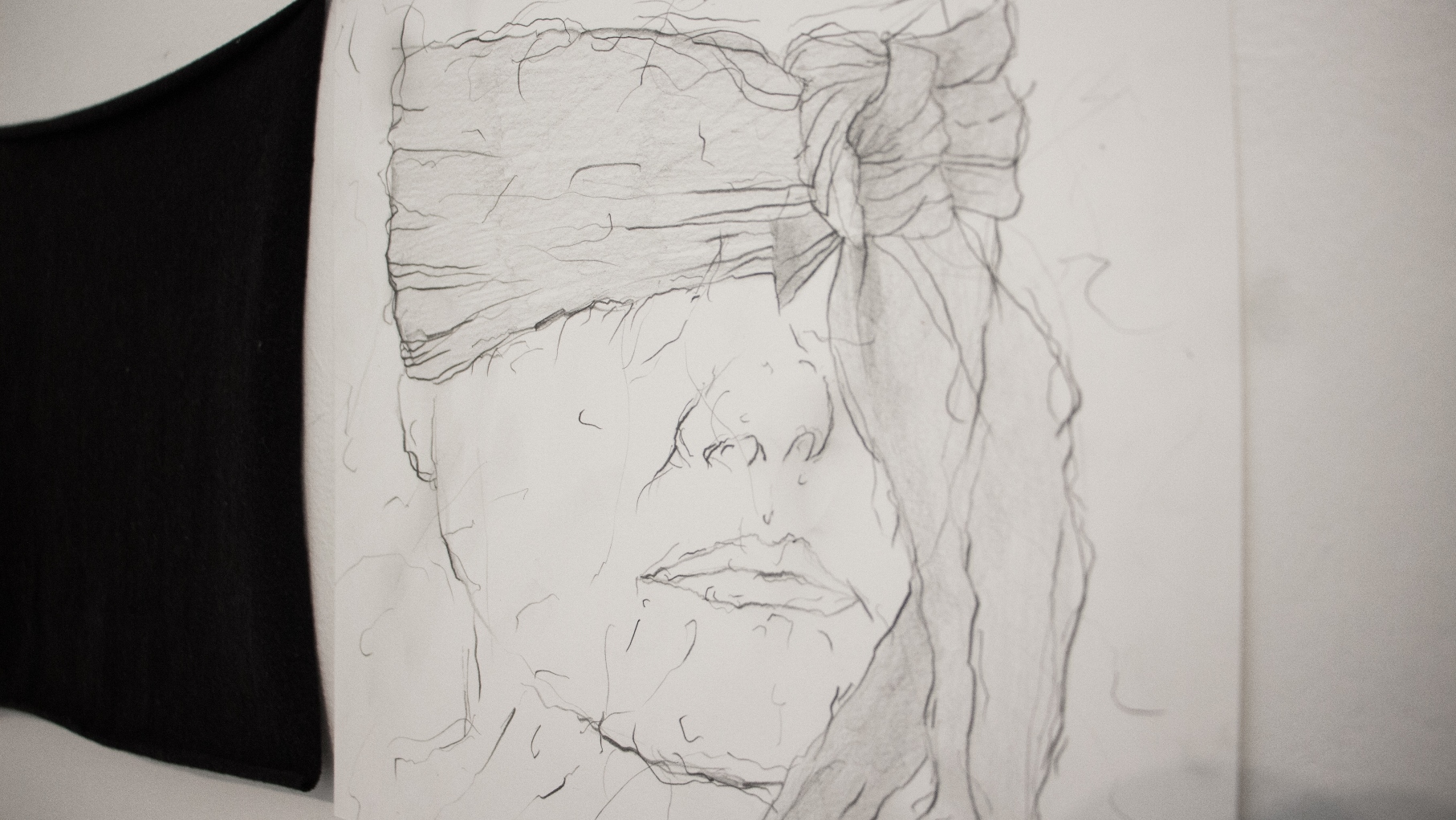 Exposição Corpo vencido, de Júnior Suci.