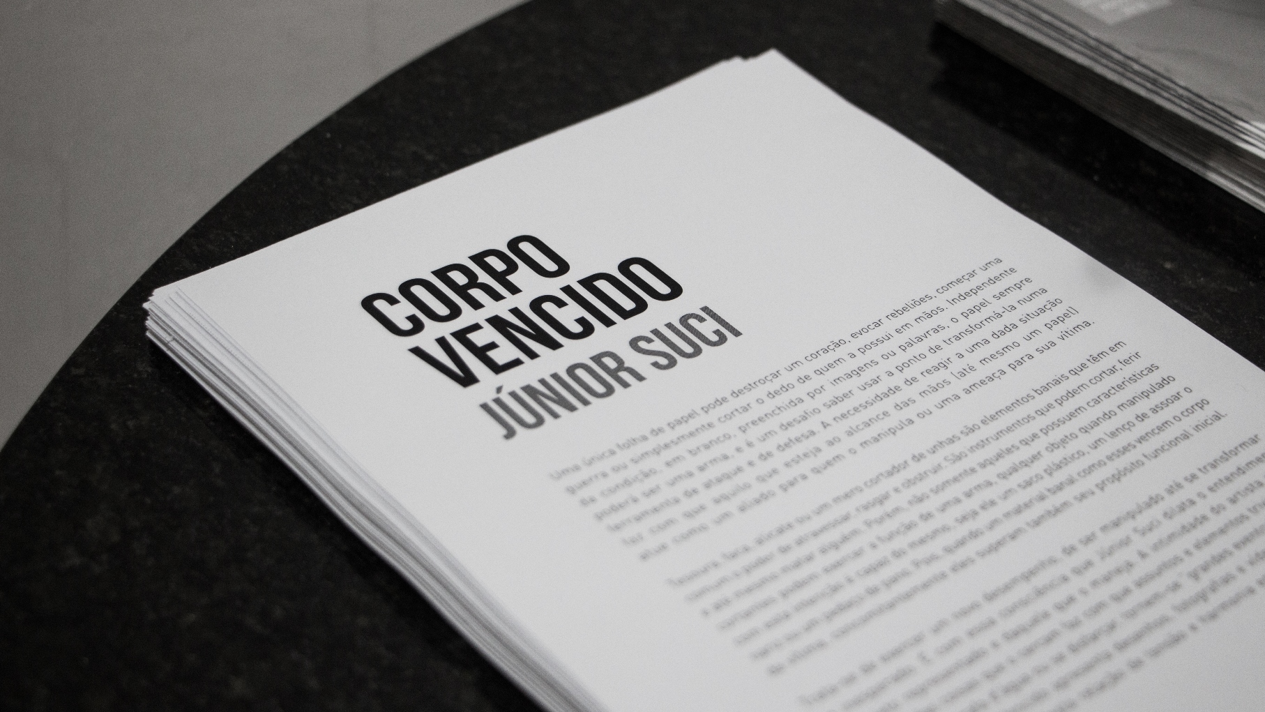 Exposição Corpo vencido, de Júnior Suci.