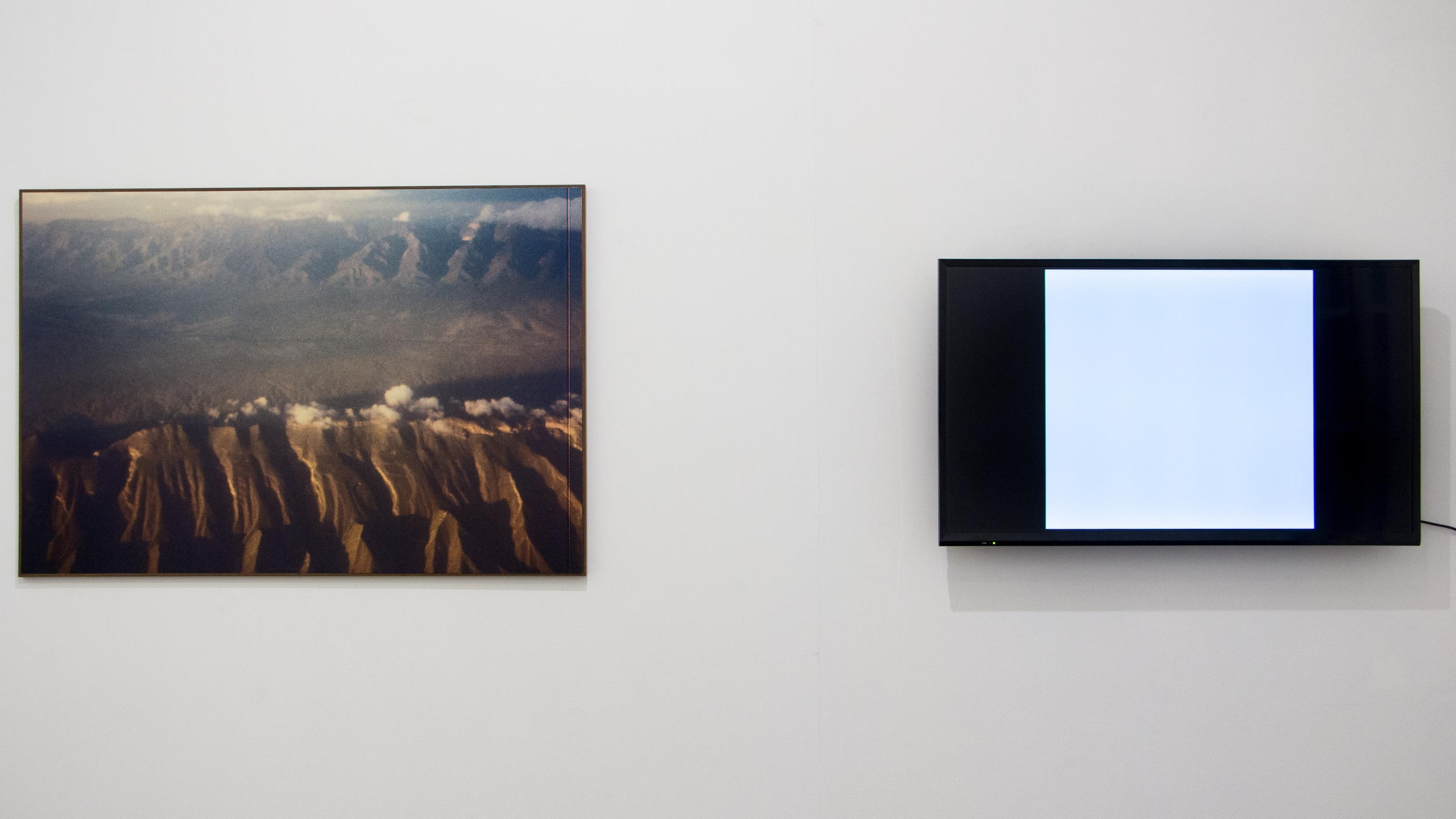 Exposição a cabeça pensa onde os pés pisam, de Sofia Brito.