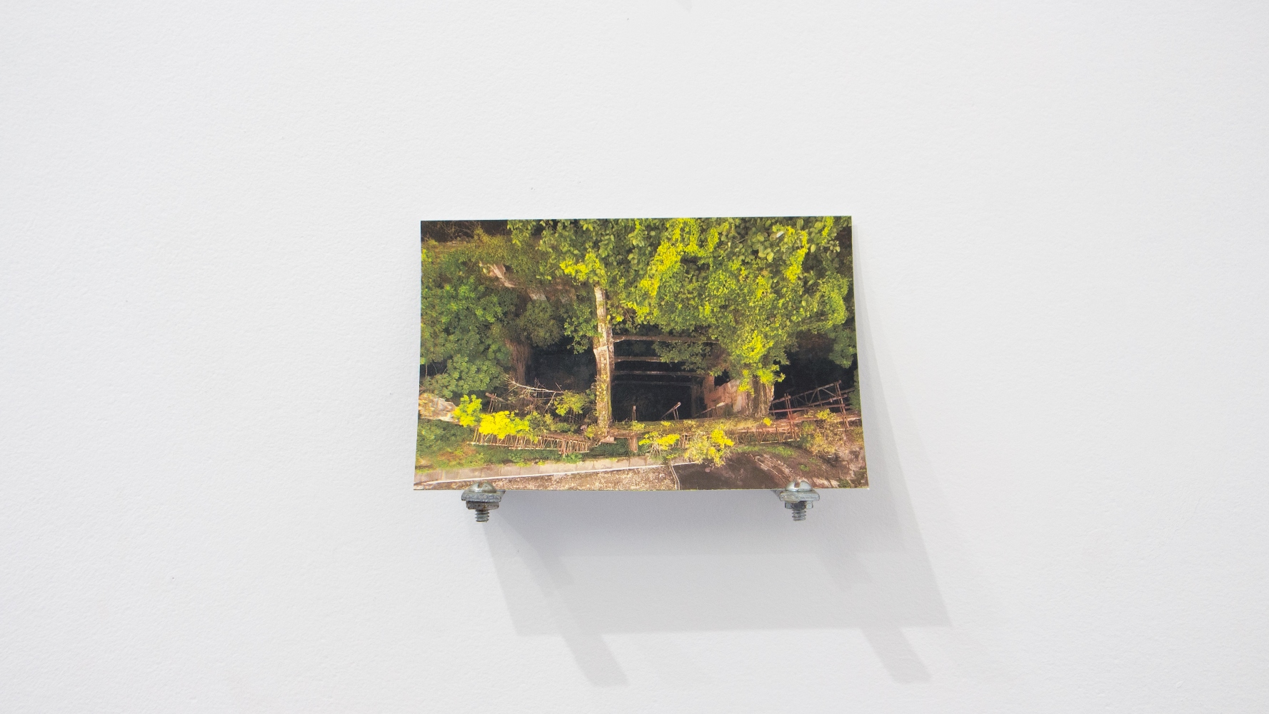 Planta Baixa, 2018. Postais com informações da obra, ficha técnica e QR Code para acesso ao vídeo, 15x10cm. 