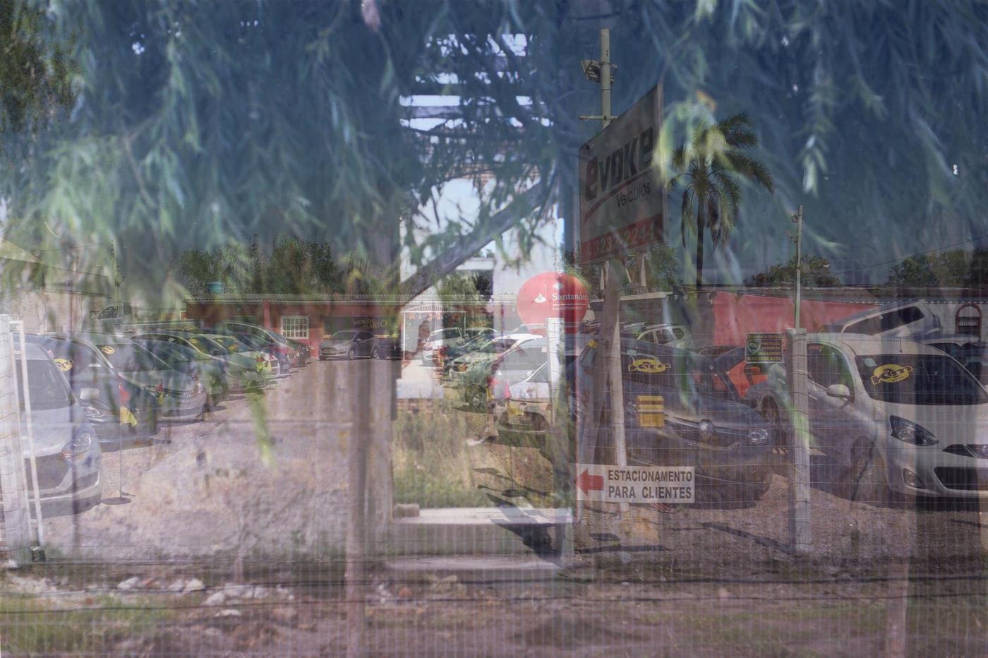 Roda dos expostos, 2019. Instalação, fotografias analógica e digital impressas em tecido voile, 150x110cm.