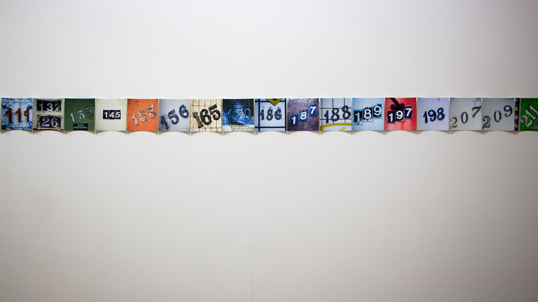 Rua João Pinto (detalhe), Maria Luiza Sunienski, 2015. Impressão de pigmentos minerais sobre papel 100% algodão, 390x10cm.