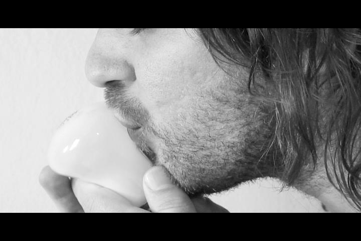 Senti sua falta, vídeo, 4’ 50” (em loop), P&B, Mudo, 2011.