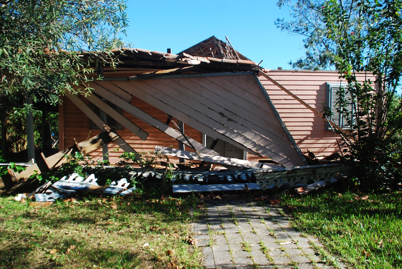 Sobre Lambrequins, 2019. Instalação, fotografias em papel matte, 80x110cm.