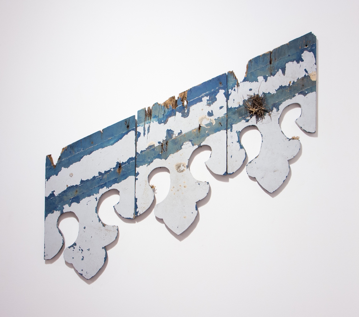 Sobre Lambrequins, 2019. Instalação, lambrequins coletados no processo de demolição casa, medidas variadas.