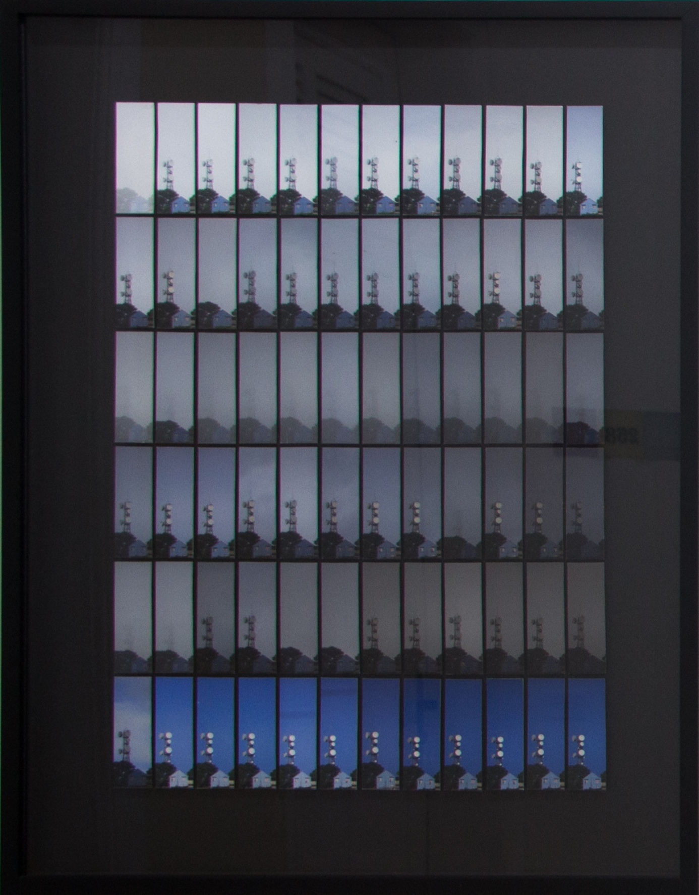 Ter olhos azuis é saber ver o azul em suas representações infindas, Maria Luiza Sunienski, 2018. Impressão de pigmentos minerais sobre papel 100% algodão, 58x75cm.