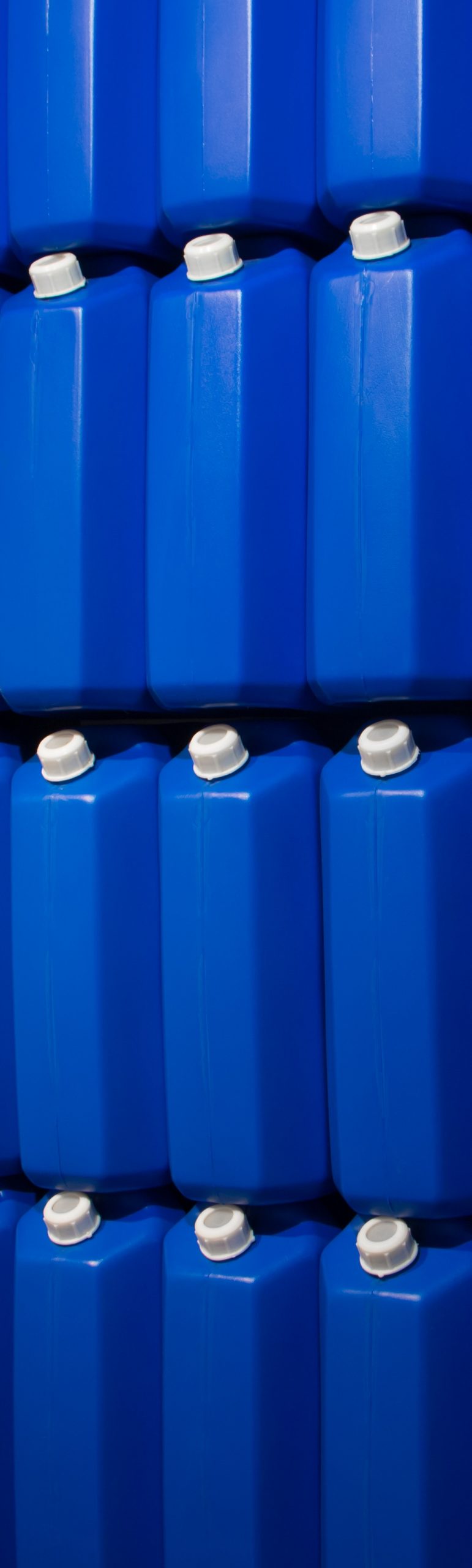 Sem título, detalhe, 1989. 40 Galões azuis e suporte interno de ferro, 210x210x36cm.